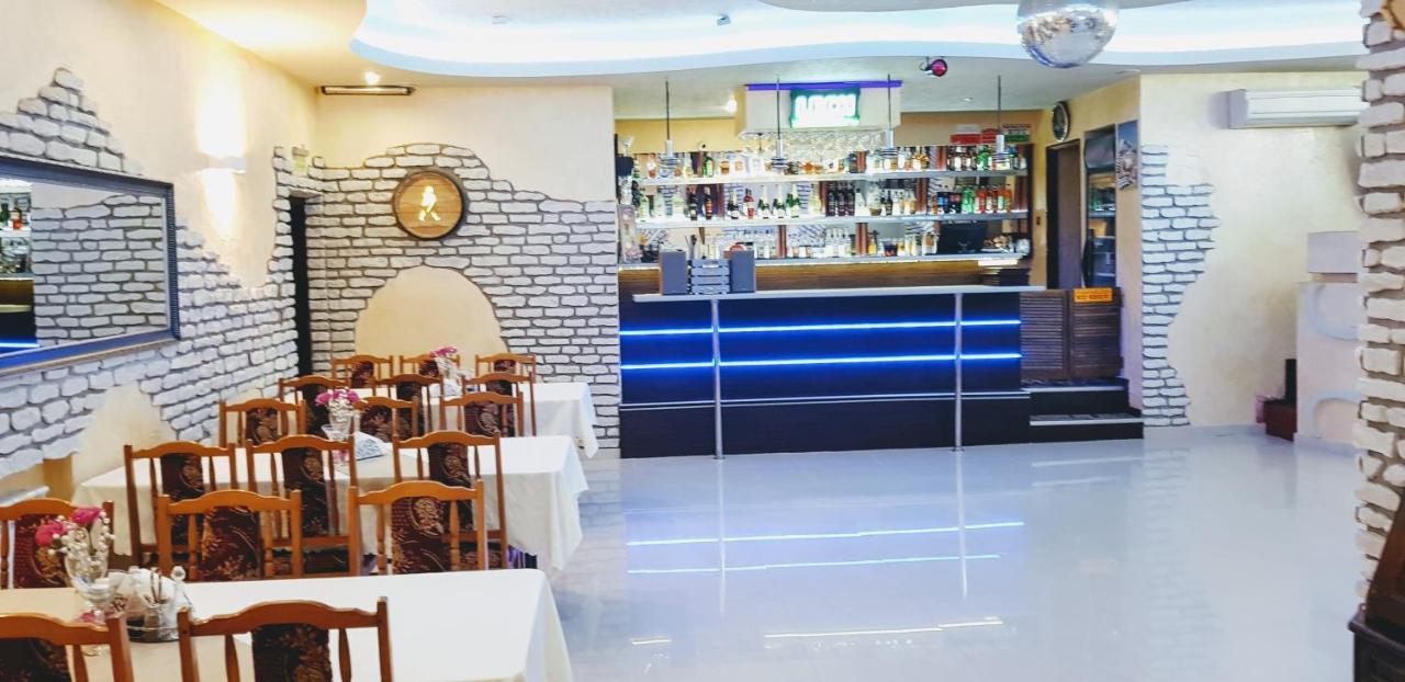 Willa-Restauracja Victoria Ostrowiec Świętokrzyski Eksteriør billede