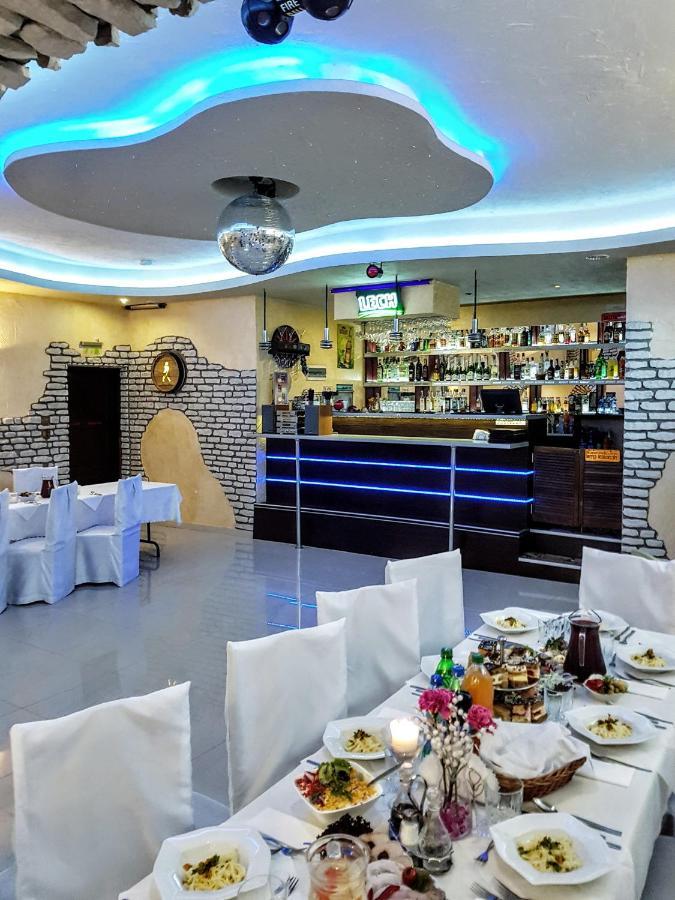 Willa-Restauracja Victoria Ostrowiec Świętokrzyski Eksteriør billede